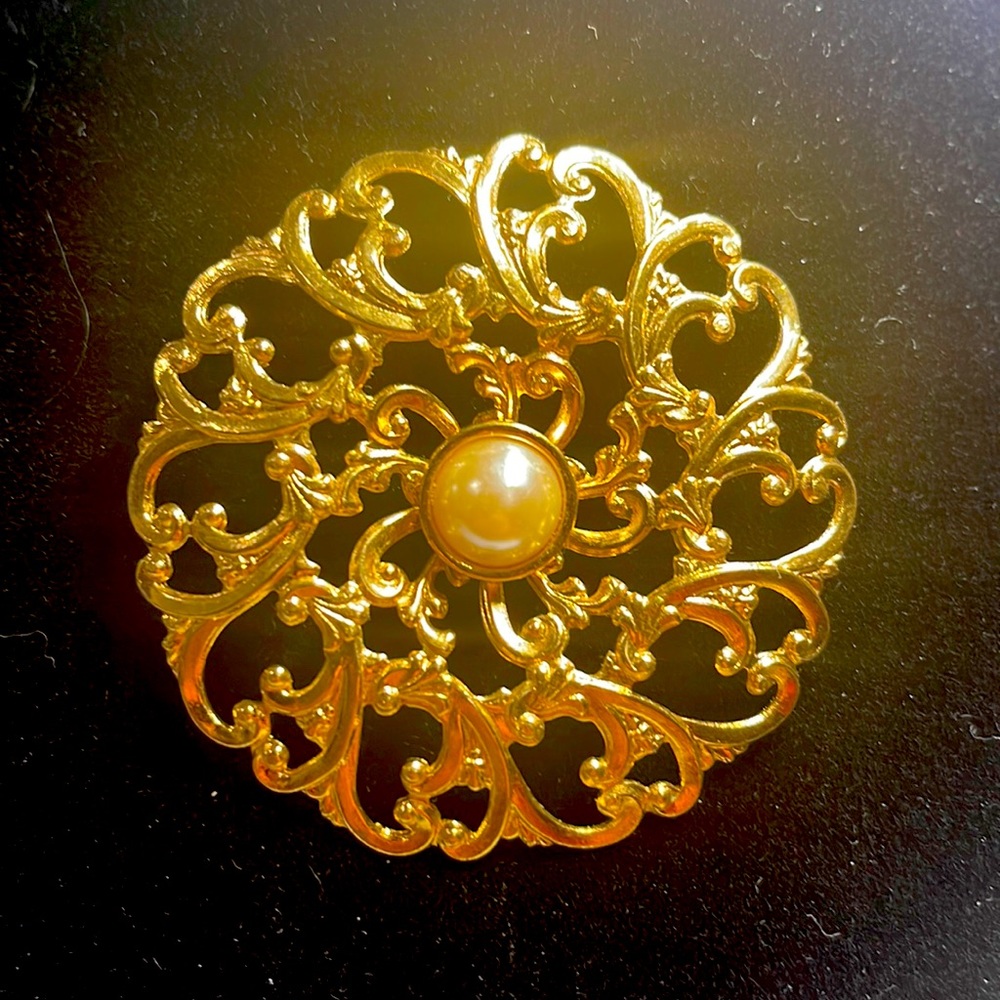 Vintage Avon Flower Blossom brooch with pearl center